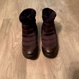 Lined, chocolate brown winter boots. Size 7